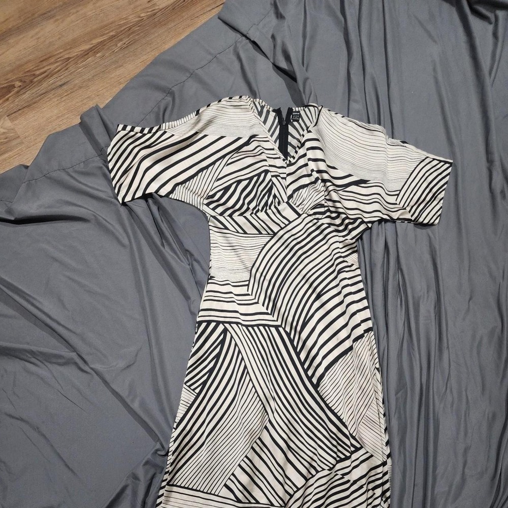 Black and white‎ geometric design dress